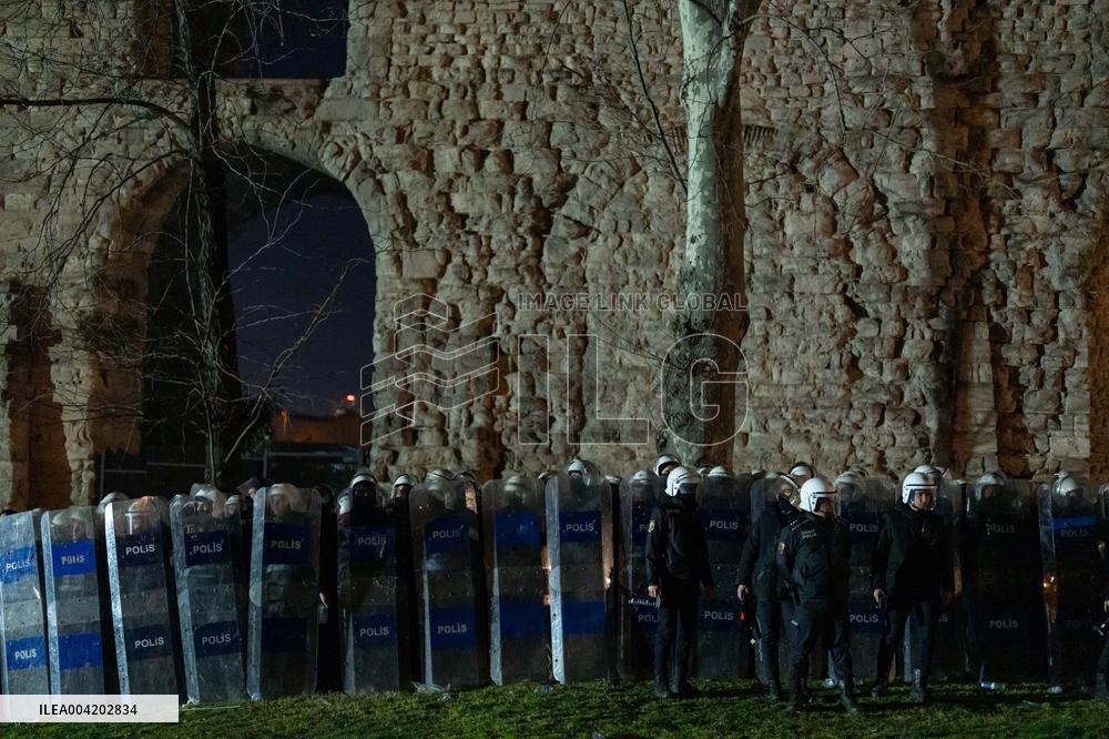 Violence erupts as Police clash with protesters over Mayor arrest - Istanbul