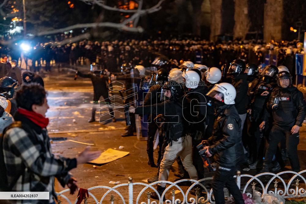 Violence erupts as Police clash with protesters over Mayor arrest - Istanbul