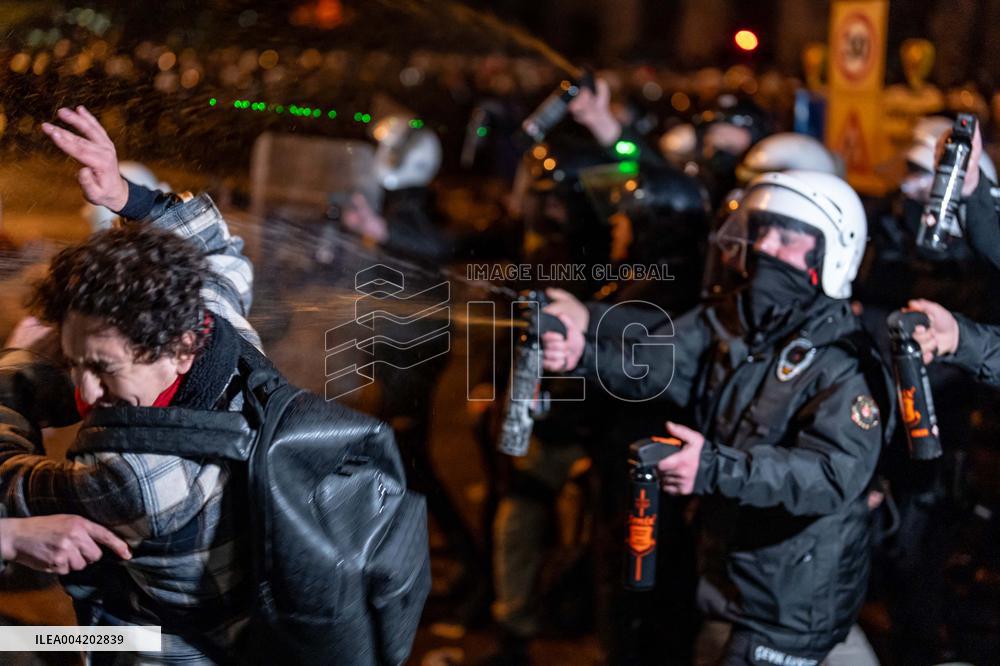 Violence erupts as Police clash with protesters over Mayor arrest - Istanbul