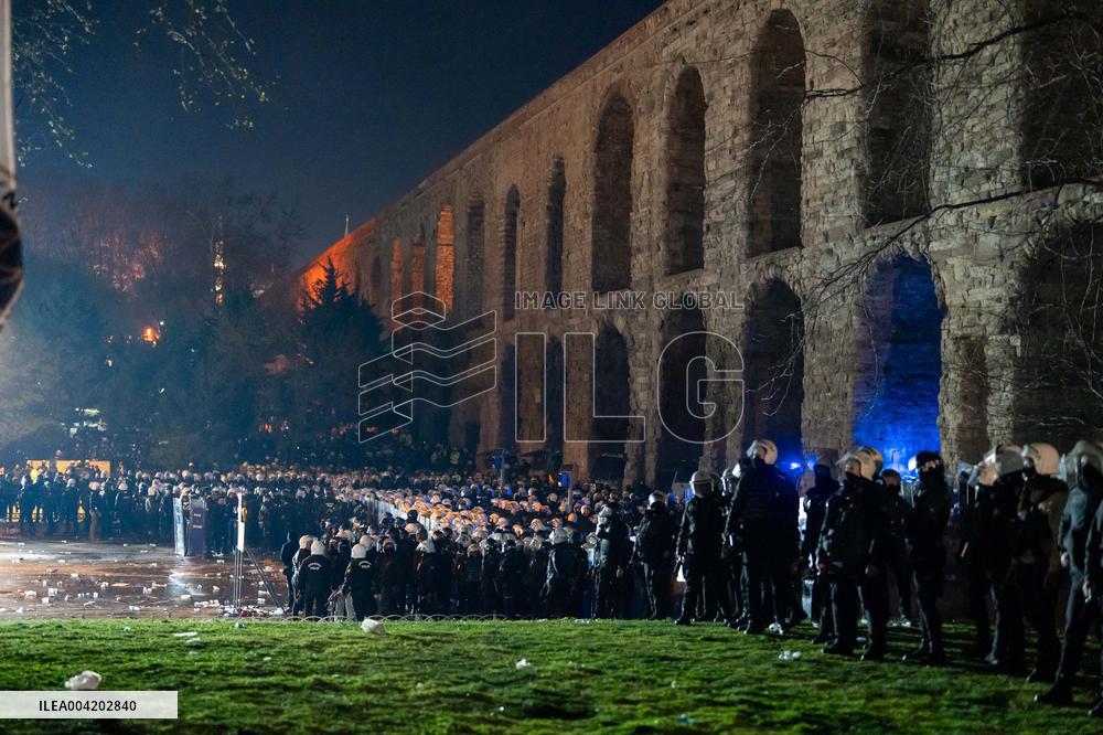 Violence erupts as Police clash with protesters over Mayor arrest - Istanbul