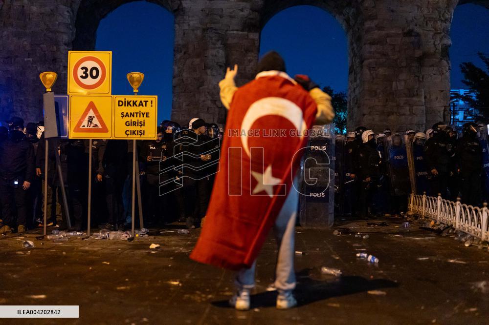 Violence erupts as Police clash with protesters over Mayor arrest - Istanbul