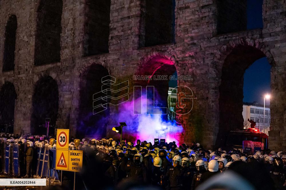 Violence erupts as Police clash with protesters over Mayor arrest - Istanbul