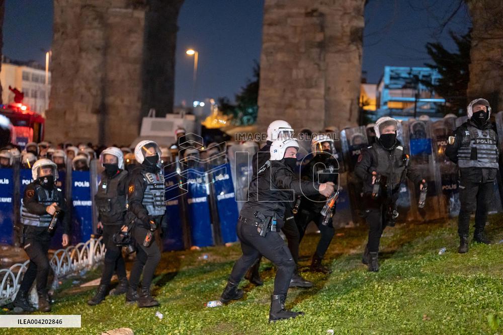 Violence erupts as Police clash with protesters over Mayor arrest - Istanbul