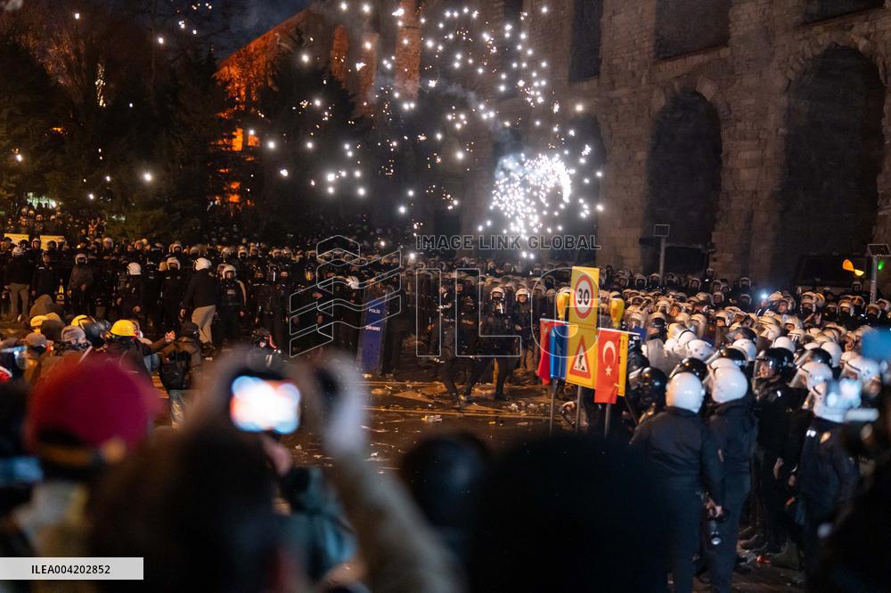 Violence erupts as Police clash with protesters over Mayor arrest - Istanbul