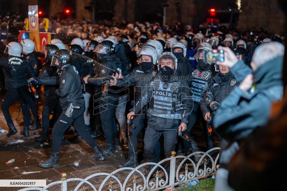 Violence erupts as Police clash with protesters over Mayor arrest - Istanbul