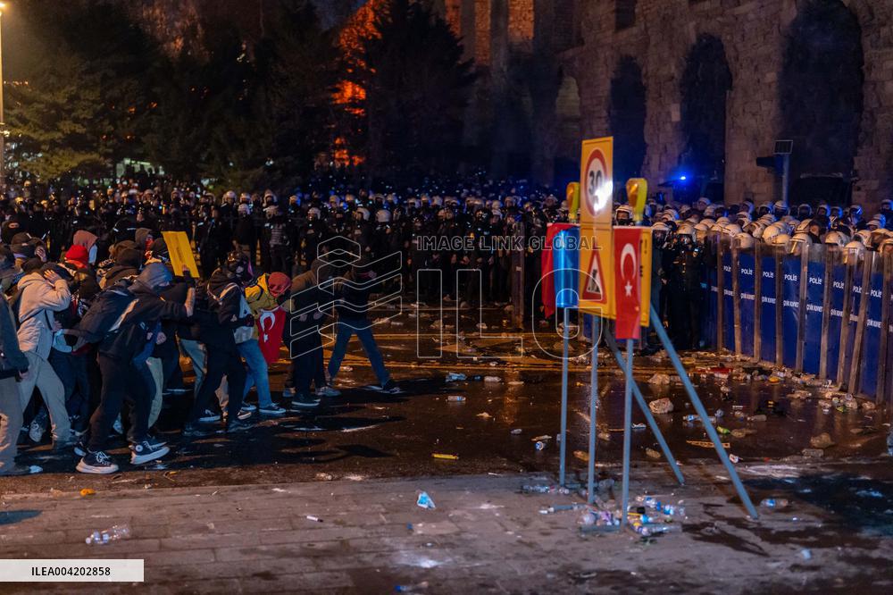 Violence erupts as Police clash with protesters over Mayor arrest - Istanbul