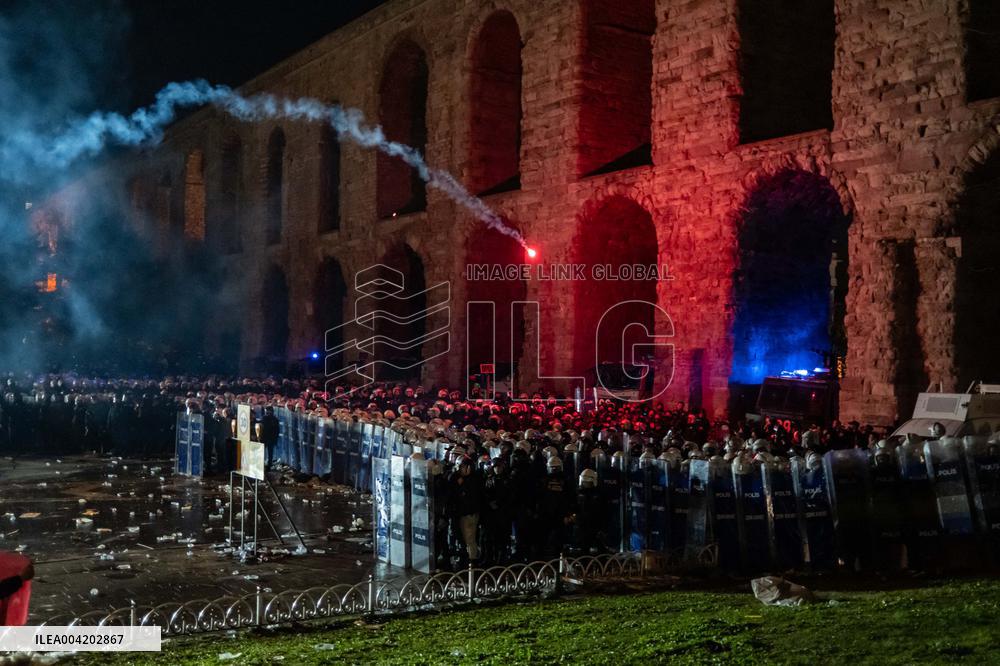 Violence erupts as Police clash with protesters over Mayor arrest - Istanbul