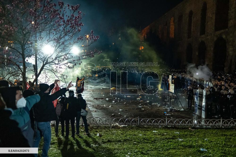 Violence erupts as Police clash with protesters over Mayor arrest - Istanbul