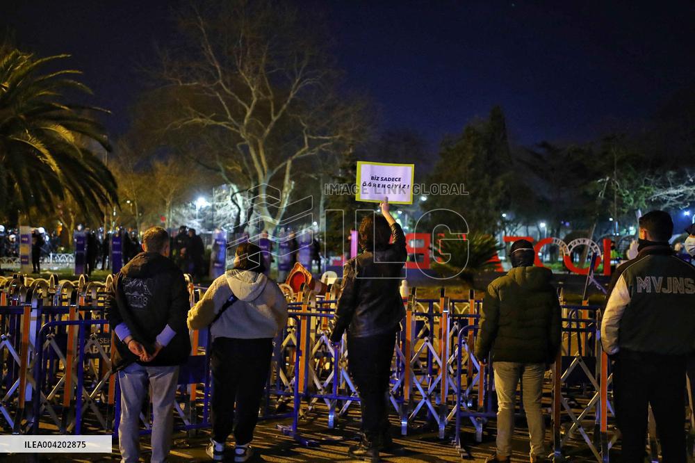 Violence erupts as Police clash with protesters over Mayor arrest - Istanbul