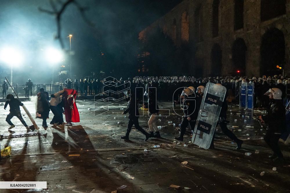 Violence erupts as Police clash with protesters over Mayor arrest - Istanbul