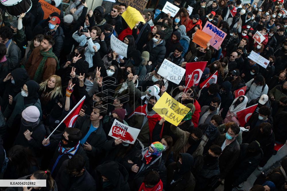 Violence erupts as Police clash with protesters over Mayor arrest - Istanbul