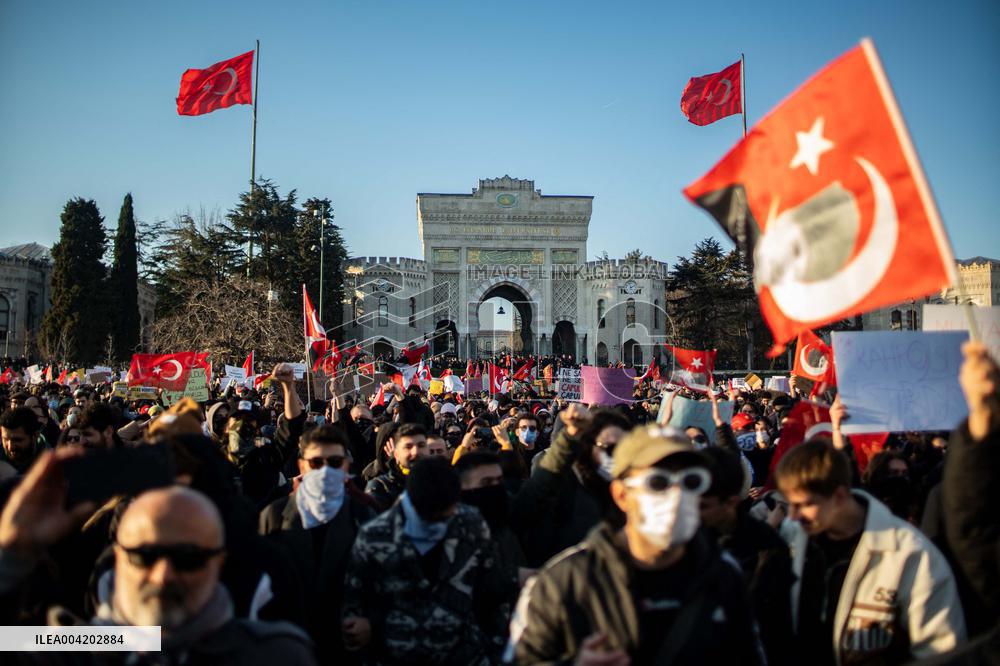 Violence erupts as Police clash with protesters over Mayor arrest - Istanbul