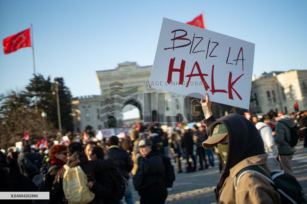 Violence erupts as Police clash with protesters over Mayor arrest - Istanbul