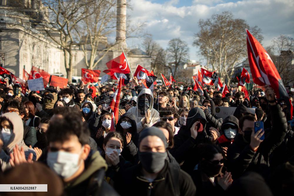 Violence erupts as Police clash with protesters over Mayor arrest - Istanbul
