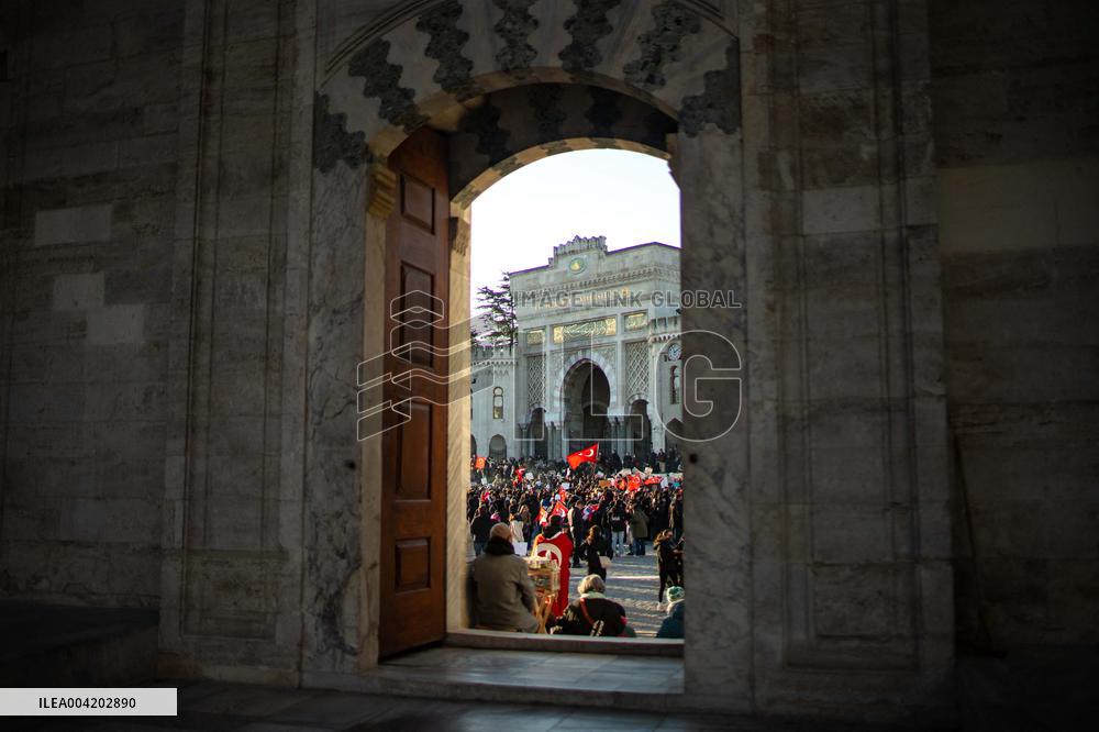 Violence erupts as Police clash with protesters over Mayor arrest - Istanbul