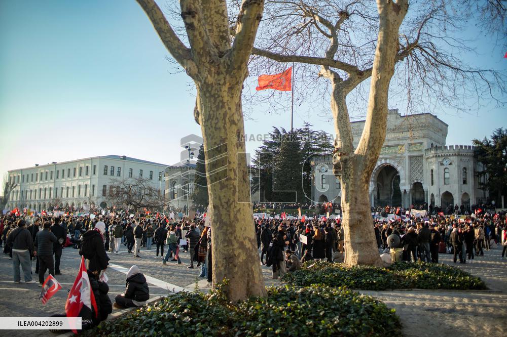 Violence erupts as Police clash with protesters over Mayor arrest - Istanbul