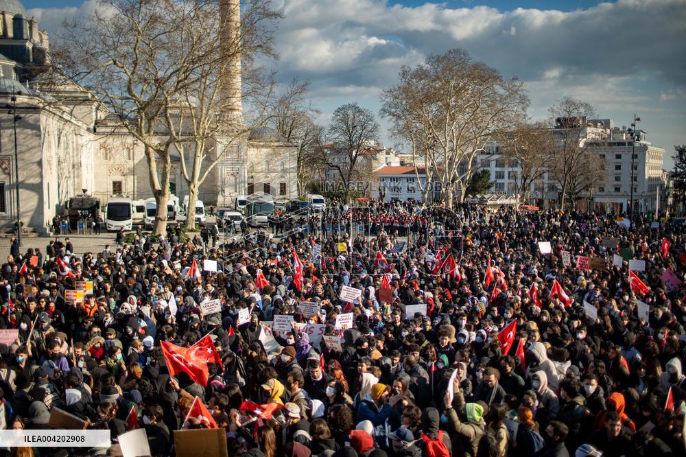 Violence erupts as Police clash with protesters over Mayor arrest - Istanbul