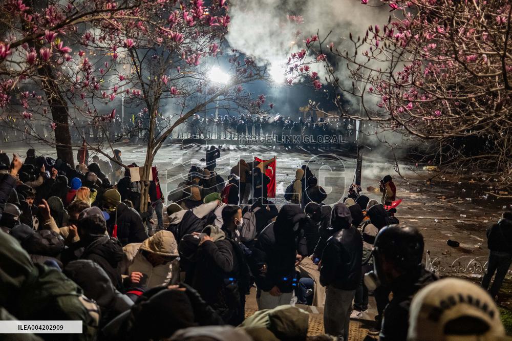 Violence erupts as Police clash with protesters over Mayor arrest - Istanbul