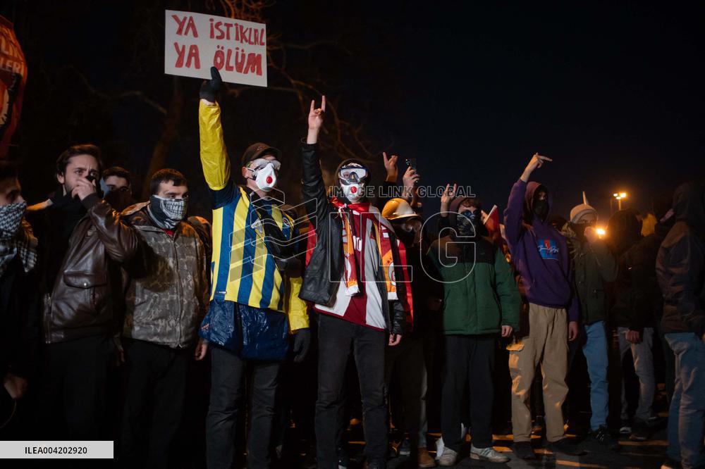 Violence erupts as Police clash with protesters over Mayor arrest - Istanbul