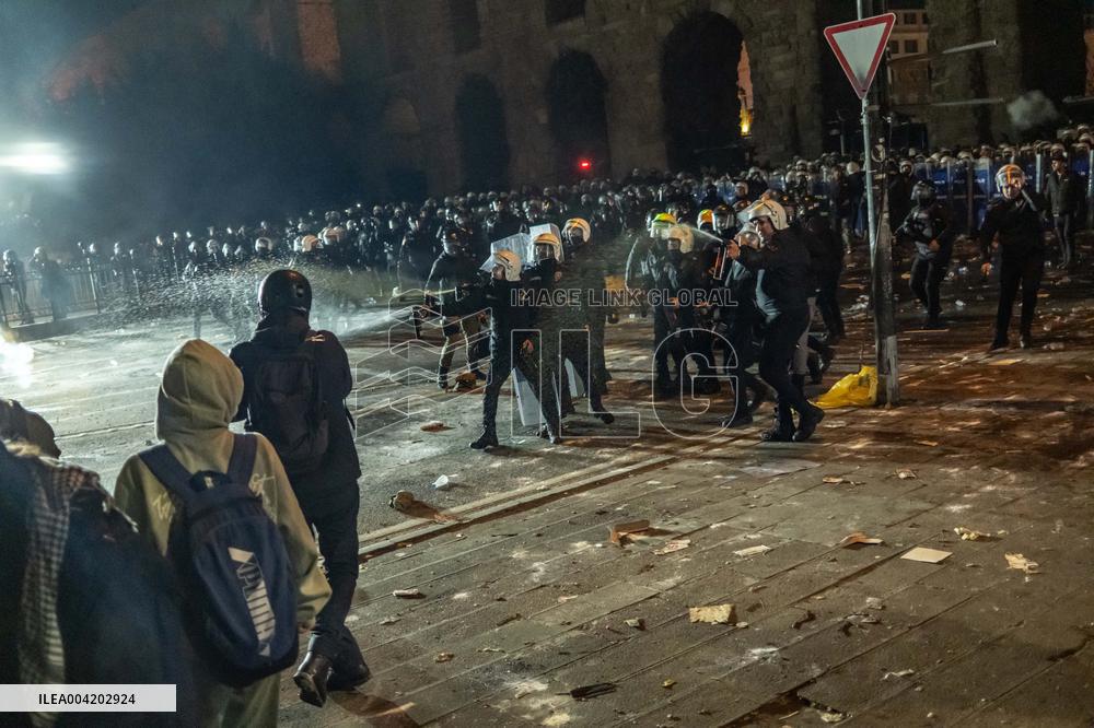Violence erupts as Police clash with protesters over Mayor arrest - Istanbul