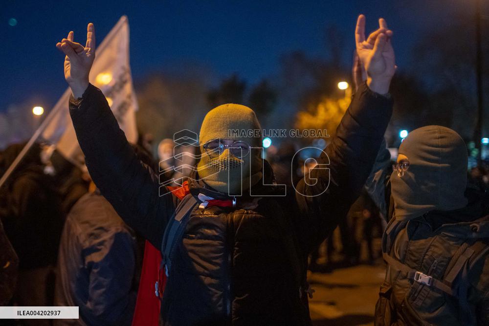 Violence erupts as Police clash with protesters over Mayor arrest - Istanbul