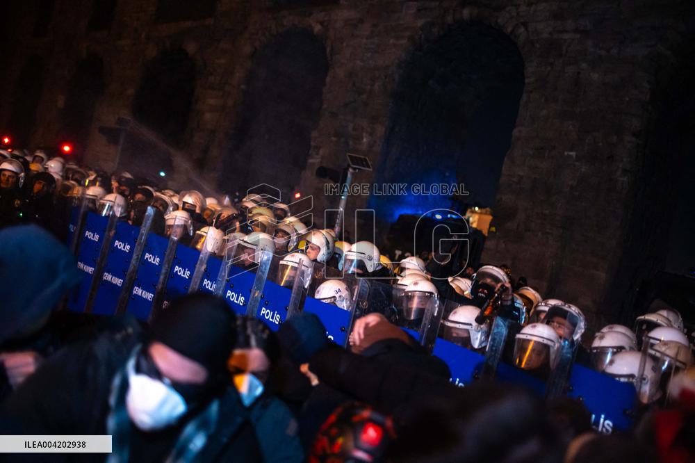 Violence erupts as Police clash with protesters over Mayor arrest - Istanbul