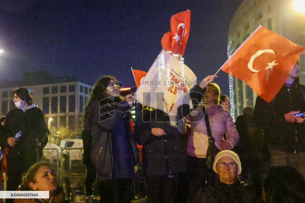 Riot Police Clashed With Lawyers Outside Istanbul Courthouse