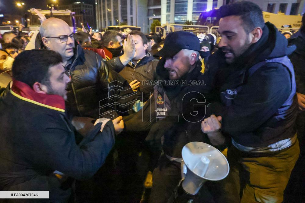 Riot Police Clashed With Lawyers Outside Istanbul Courthouse