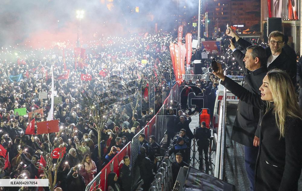 Thousands protest for fourth night over mayor s arrest at Sarachane - Istanbul