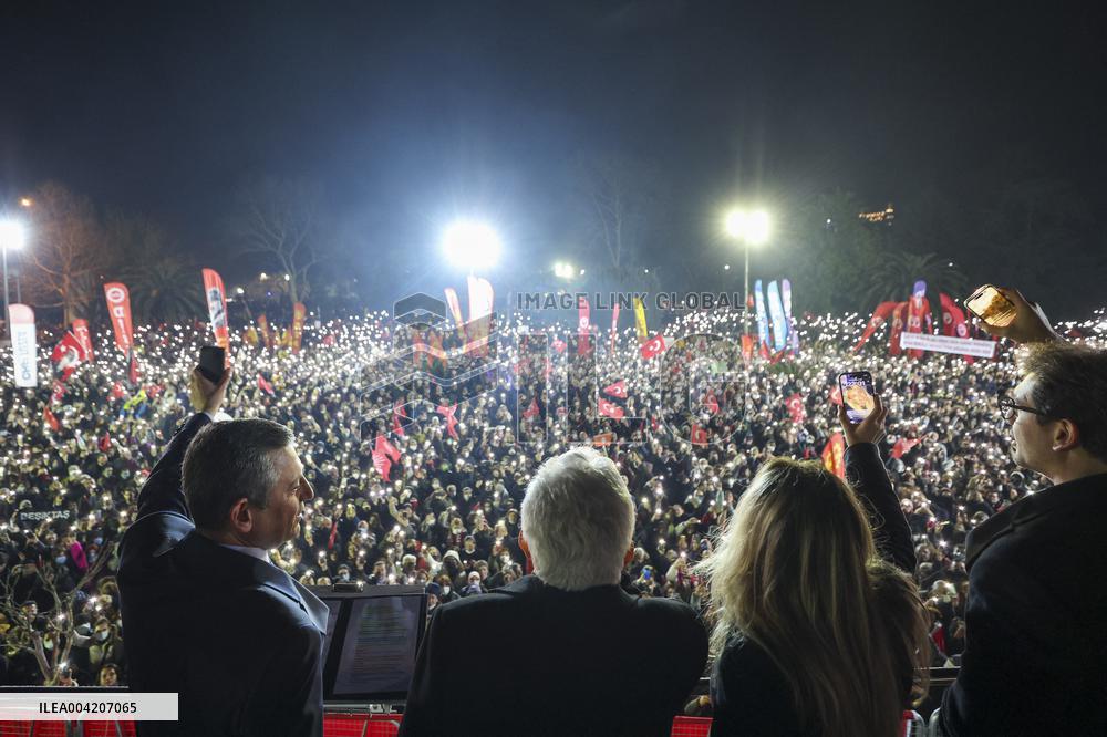 Thousands protest for fourth night over mayor s arrest at Sarachane - Istanbul