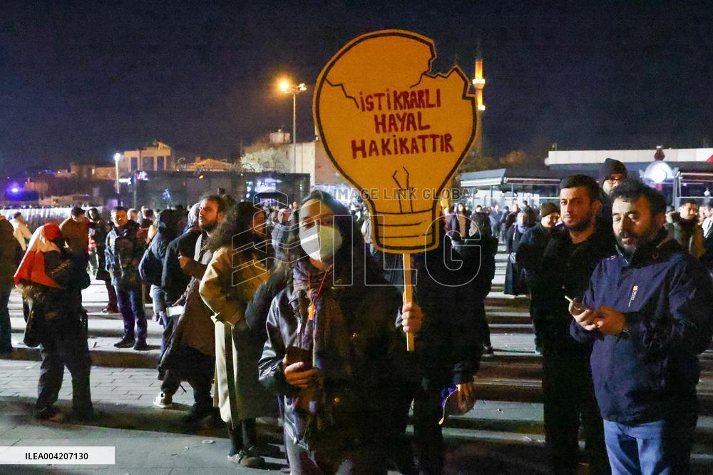 Riot Police Clashed With Lawyers Outside Istanbul Courthouse