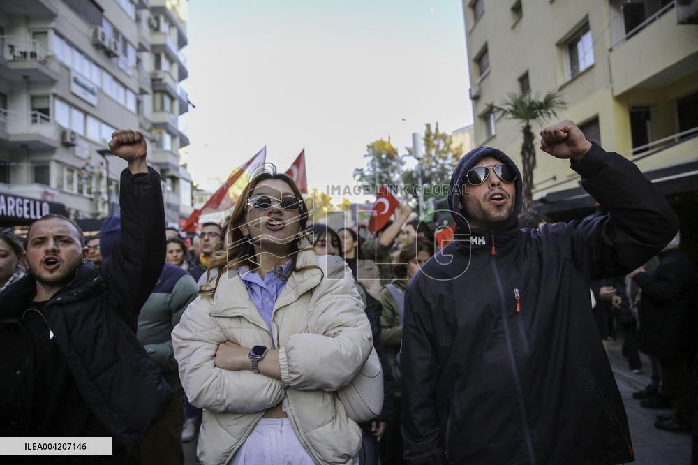 Thousands protest over Istanbul mayor arrest - Izmir