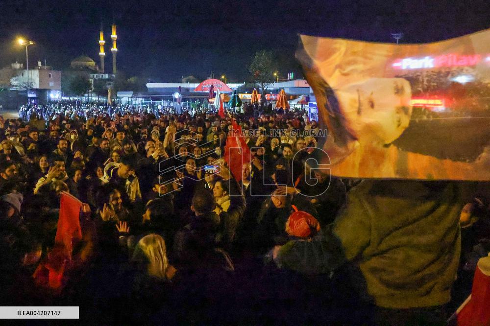 Riot Police Clashed With Lawyers Outside Istanbul Courthouse