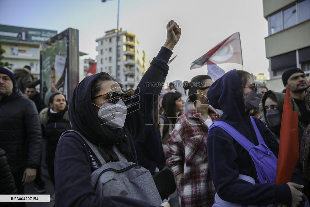 Thousands protest over Istanbul mayor arrest - Izmir
