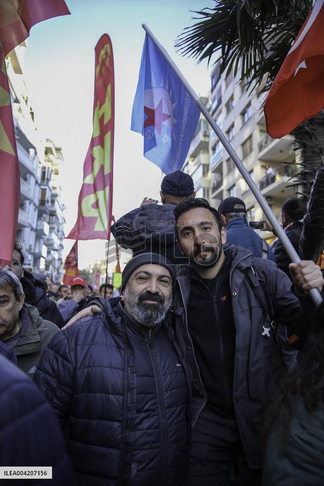 Thousands protest over Istanbul mayor arrest - Izmir