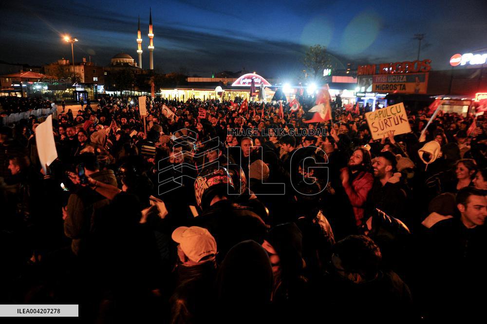 Protesters gather outside Istanbul courthouse where detained mayor is set to appear