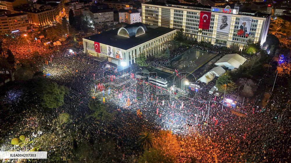 Thousands protest for fourth night over mayor s arrest at Sarachane - Istanbul