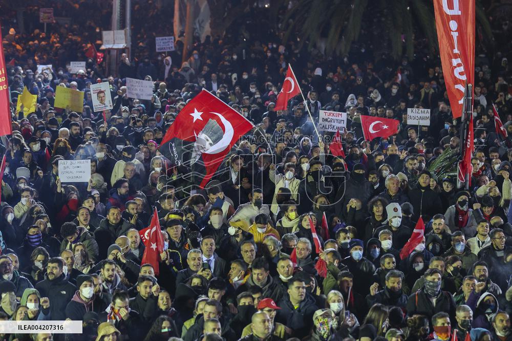 Thousands protest for fourth night over mayor s arrest at Sarachane - Istanbul