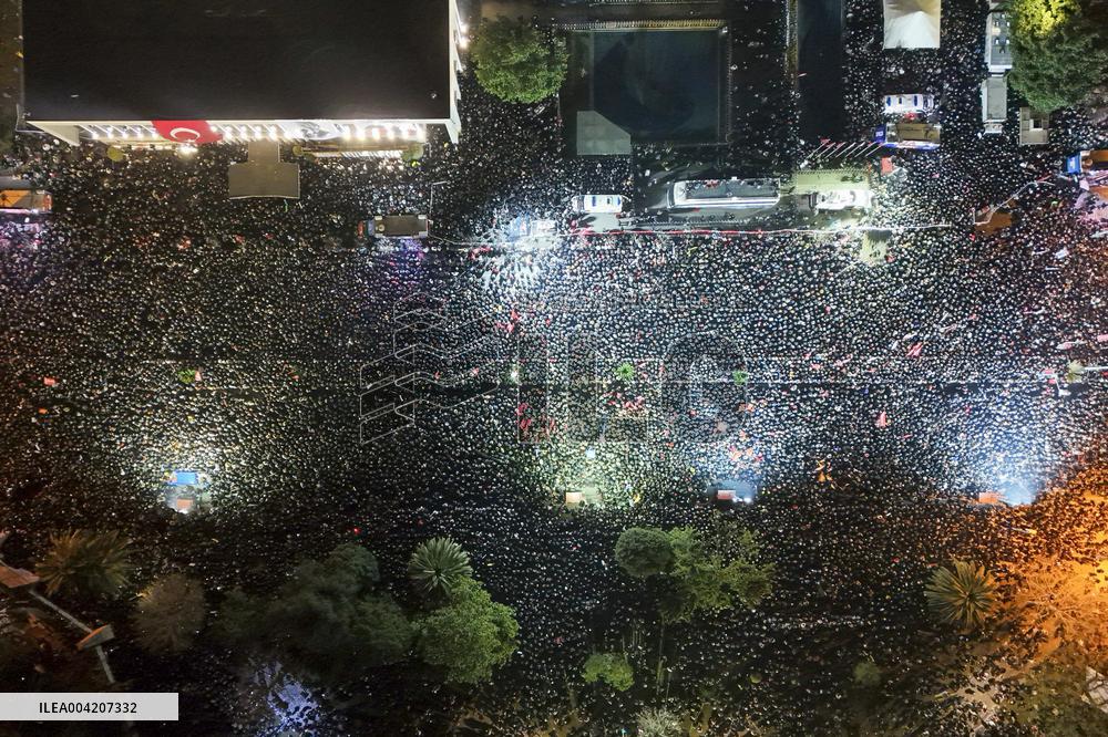 Thousands protest for fourth night over mayor s arrest at Sarachane - Istanbul