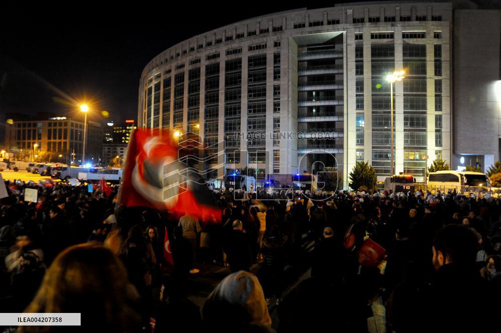 Protesters gather outside Istanbul courthouse where detained mayor is set to appear