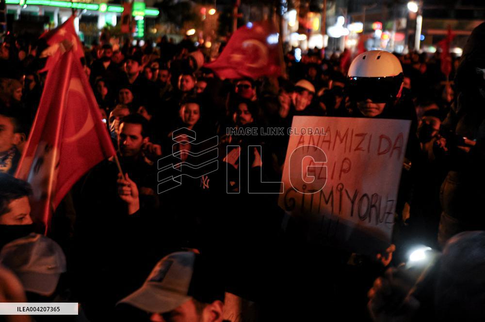 Protesters gather outside Istanbul courthouse where detained mayor is set to appear