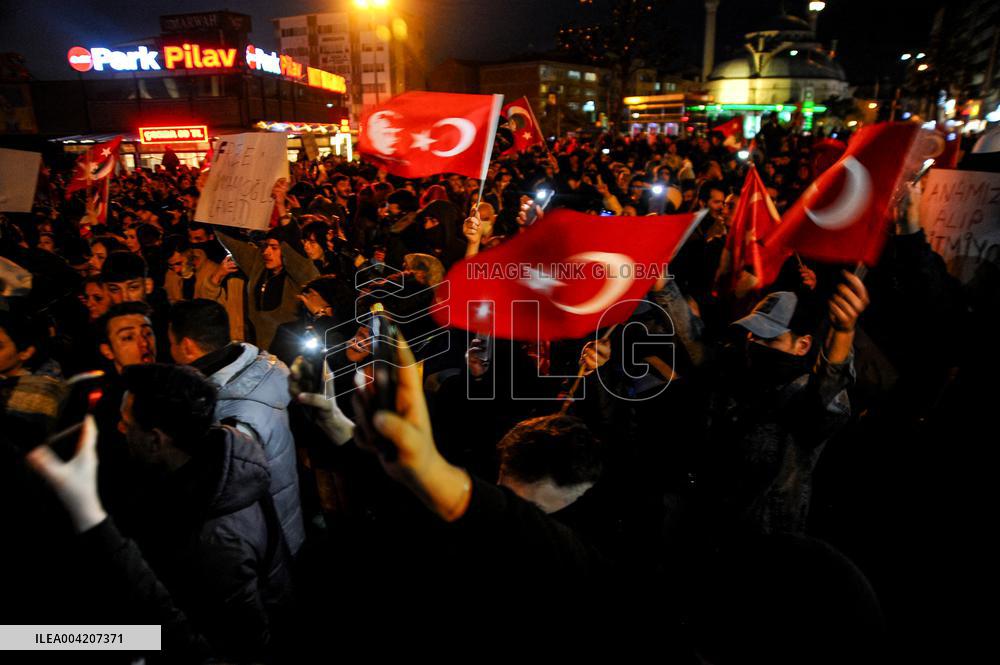 Protesters gather outside Istanbul courthouse where detained mayor is set to appear
