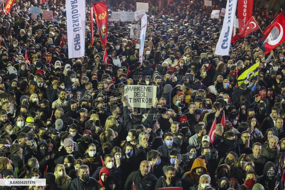 Thousands protest for fourth night over mayor s arrest at Sarachane - Istanbul