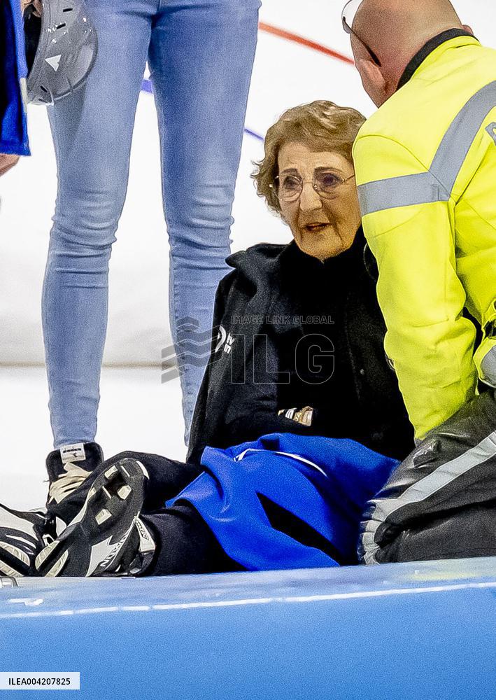 Princess Margriet Falls On The Ice Rink - Netherland