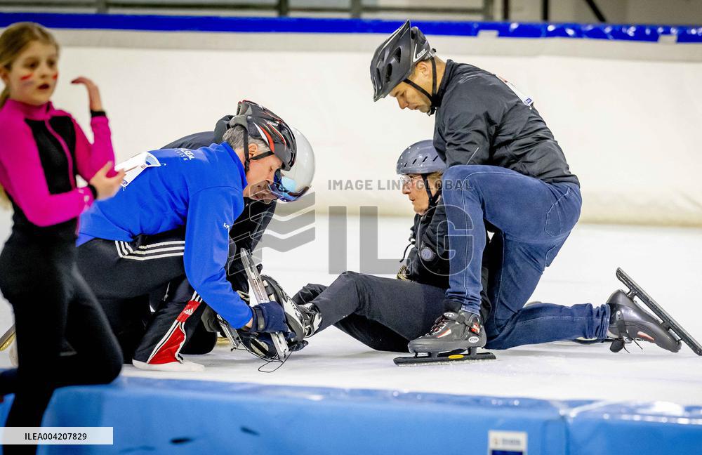 Princess Margriet Falls On The Ice Rink - Netherland