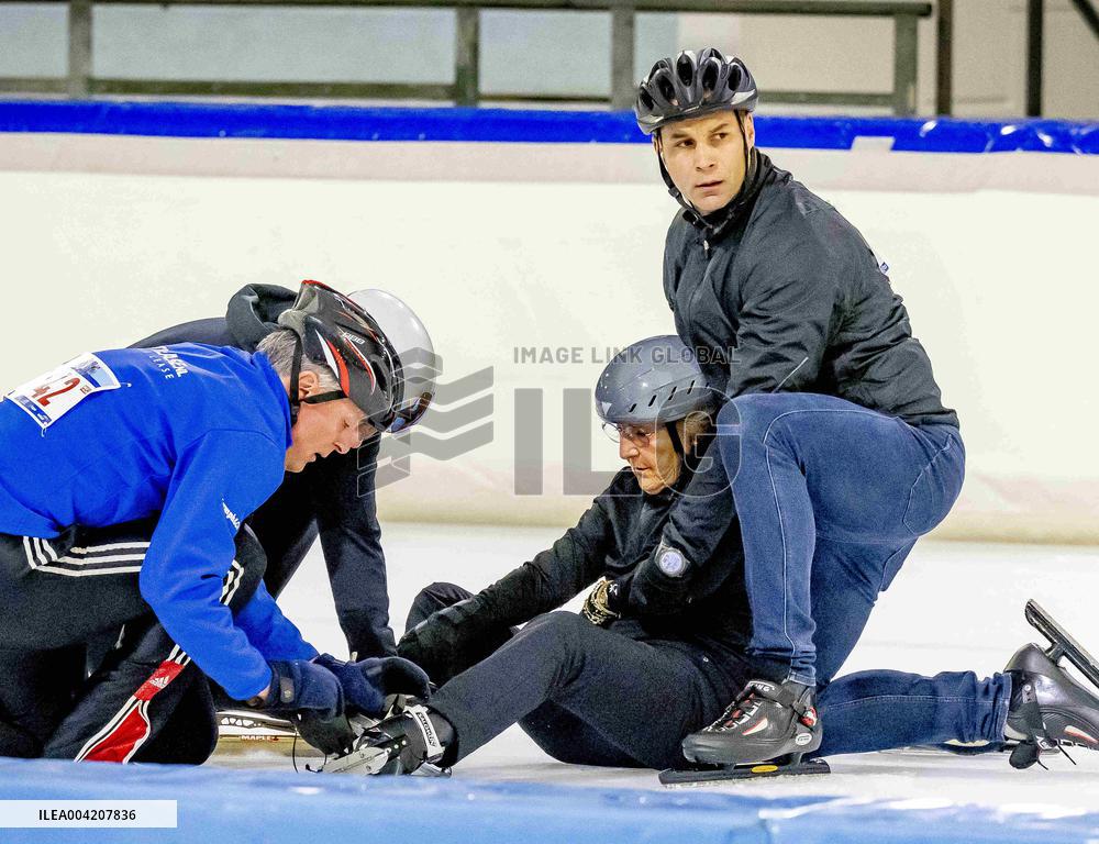Princess Margriet Falls On The Ice Rink - Netherland