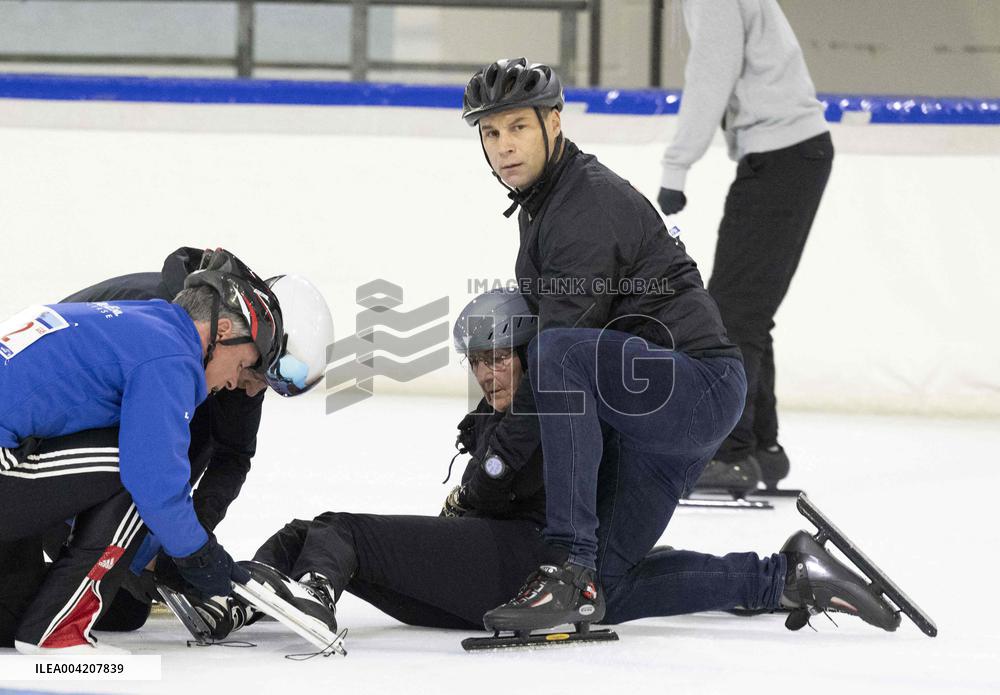 Princess Margriet Falls On The Ice Rink - Netherland