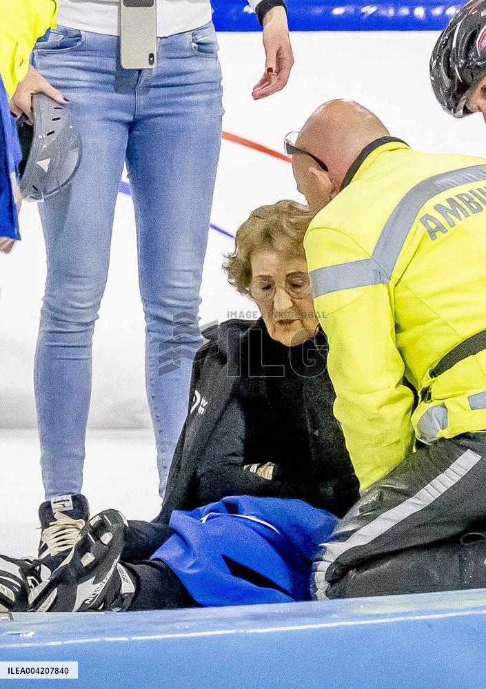 Princess Margriet Falls On The Ice Rink - Netherland