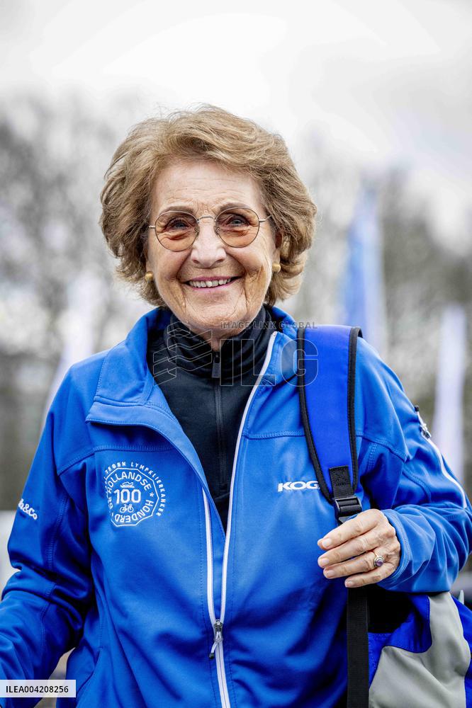 Princess Margriet and Family on the Thialf ice rink