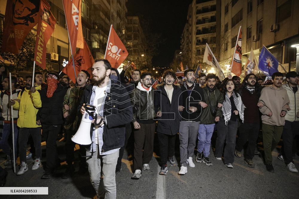 Thousands protest over Istanbul mayor arrest - Izmir